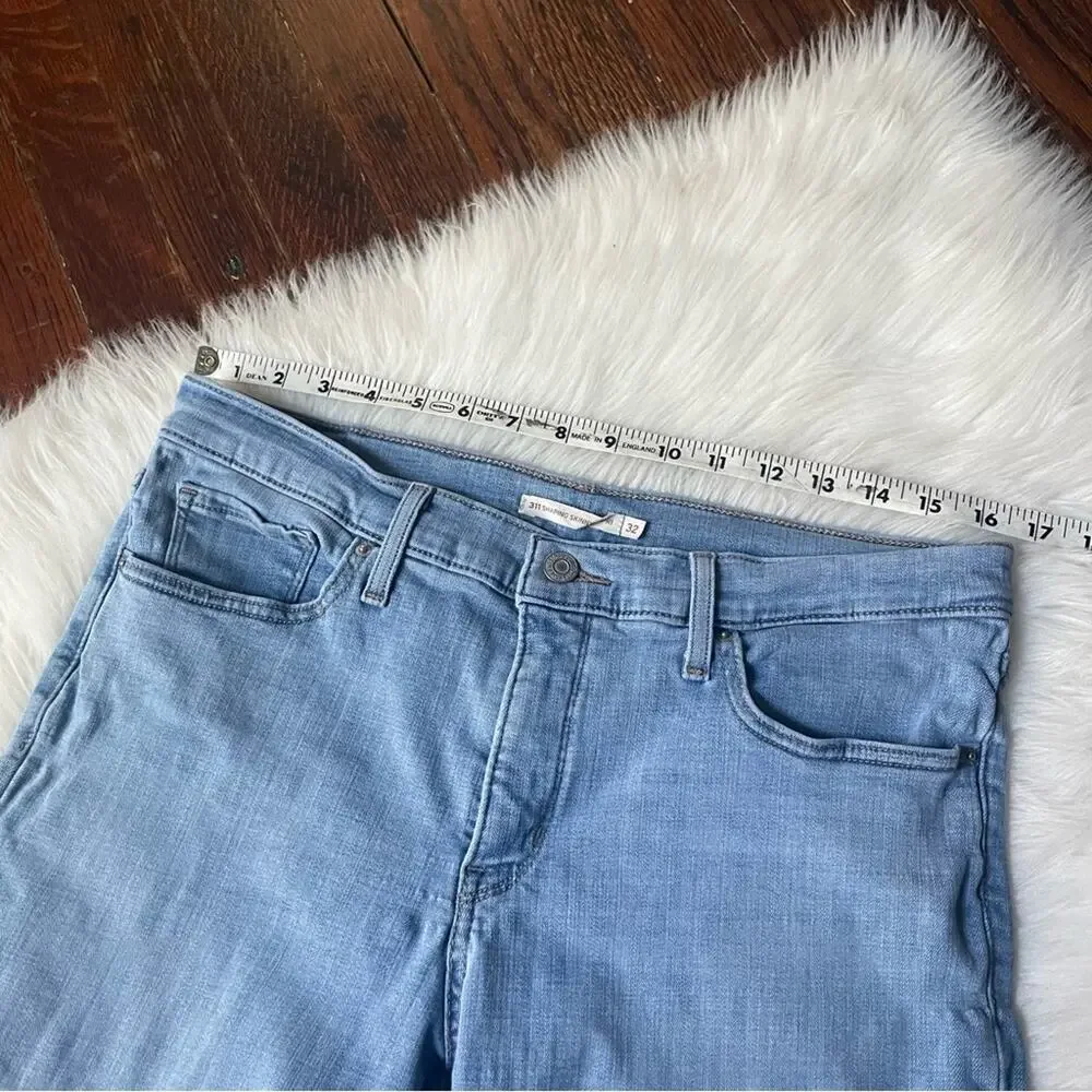 Y2K Levi’s Shaping Skinny Capris Light Wash